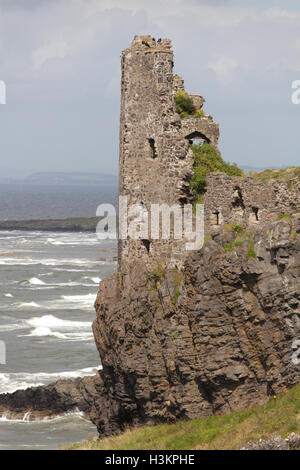 Küste von Ayrshire, Schottland. Malerische Aussicht auf die Dunure Burg Ruinen in das Dorf Dunure. Stockfoto