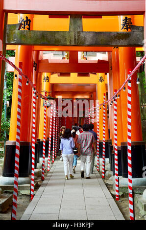 Japanische Leute und Reisende Ausländer zu Fuß reisen und besuchen Sie auf Pfad im Inneren durch einen Tunnel aus Torii-Tore bei Fushimi-Ina Stockfoto
