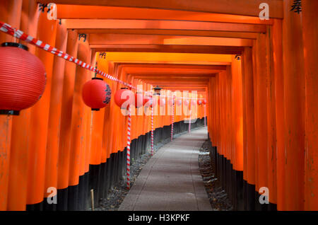 Weg für japanischen Menschen und Reisende Ausländer zu Fuß im Inneren durch ein Tunnel von Torii Toren am Fushimi-Inari-Schrein zu gehen Stockfoto