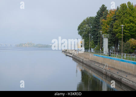 Ein nebeliger Morgen an den Schleusen in Ste Anne de Bellevue. Stockfoto