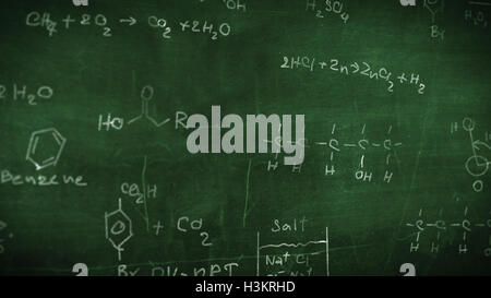 Organische chemische Formeln auf einer grünen Tafel Stockfoto