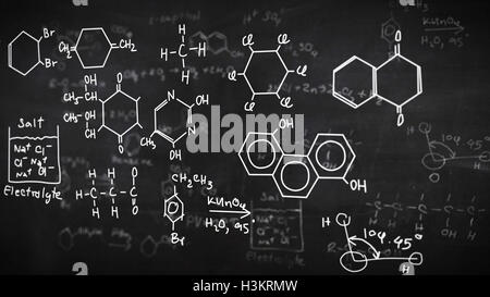 Chemischen Formeln geschrieben auf Tafel Hintergrund Stockfoto