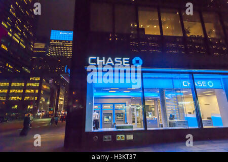Kunden nutzen die Geldautomaten bei einer JPMorgan Chase Bank in Midtown in New York auf Dienstag, 4. Oktober 2016.  (© Richard B. Levine) Stockfoto
