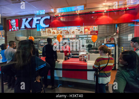 Ein KFC-Restaurant in New York am Dienstag, 4. Oktober 2016.  Yum Brands, der Besitzer von KFC, Pizza Hut und Taco Bell soll Ergebnis im dritten Quartal am Mittwoch nach der Glocke zu melden. (© Richard B. Levine) Stockfoto