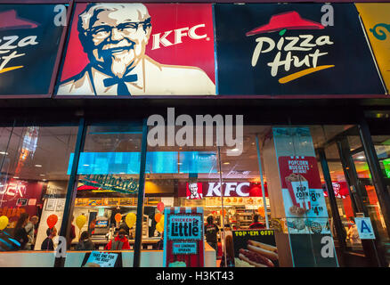 Ein KFC-Restaurant in New York am Dienstag, 4. Oktober 2016.  Yum Brands, der Besitzer von KFC, Pizza Hut und Taco Bell soll Ergebnis im dritten Quartal am Mittwoch nach der Glocke zu melden. (© Richard B. Levine) Stockfoto