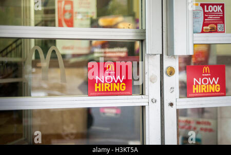 Ein Schild im Fenster eines McDonalds's in New York berät potenzielle Bewerber die Möglichkeiten in der Fast-Food-Industrie, auf Sonntag, 2. Oktober 2016 zu sehen.  (© Richard B. Levine) Stockfoto