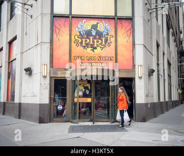 Geist Halloween Superstore Pop-up am Sonntag, 2. Oktober 2016 in New York. Laut der National Retail Federation werden Verbraucher verbringen erwirbt $ 8,4 Milliarden an Halloween in diesem Jahr einen Rekordwert in der 11 Jahre-Umfrage.  (© Richard B. Levine) Stockfoto