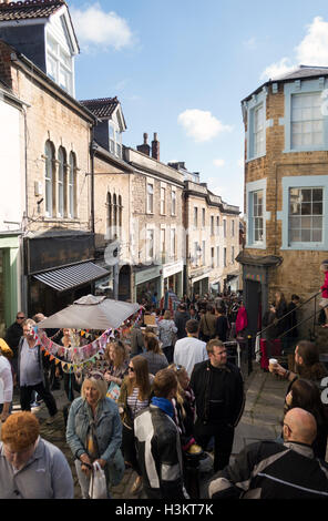 Frome Sunday Vintage und Kunsthandwerkermarkt, St Catherine Hill, Frome, Somerset, England, Großbritannien Stockfoto