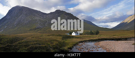 Die abgelegenen Lagangarbh Hütte am Fluss Coupall vor Buachaille Etive Mor in Glen Coe, Schottisches Hochland, Schottland Stockfoto