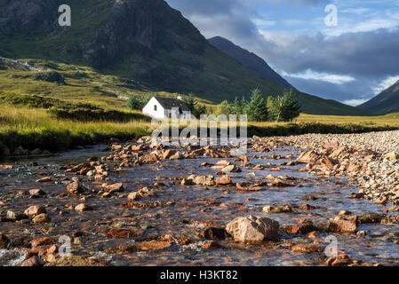 Die abgelegenen Lagangarbh Hütte am Fluss Coupall vor Buachaille Etive Mor in Glen Coe, Schottisches Hochland, Schottland Stockfoto