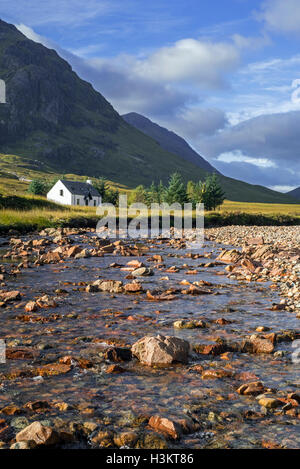 Die abgelegenen Lagangarbh Hütte am Fluss Coupall vor Buachaille Etive Mor in Glen Coe, Schottisches Hochland, Schottland Stockfoto