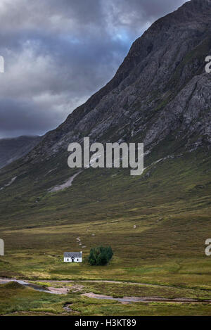 Lagangarbh Hütte am Fluss Coupall vor Buachaille Etive Mor in Glen Coe an einem regnerischen Tag, Schottisches Hochland, Schottland Stockfoto