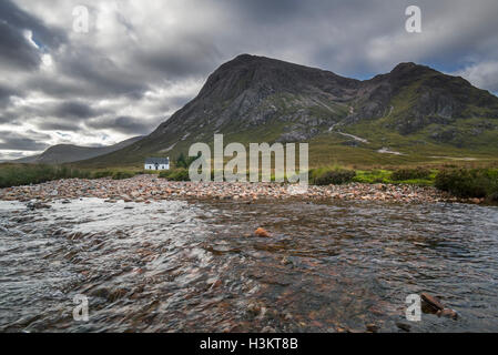 Lagangarbh Hütte am Fluss Coupall vor Buachaille Etive Mor in Glen Coe an einem regnerischen Tag, Schottisches Hochland, Schottland Stockfoto