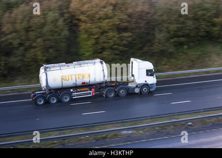 artikuliert Tankwagen mit Geschwindigkeit auf der Autobahn Stockfoto