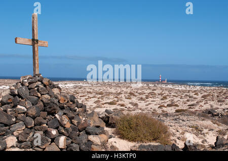 Fuerteventura, Kanarische Inseln, Nordafrika, Spanien: ein Kreuz auf einem Stapel von Felsen auf dem Weg zum El Toston Leuchtturm, im Nordwesten der Insel Stockfoto