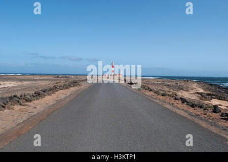 Fuerteventura, Spanien: Der Weg nach El Tostón Leuchtturm (Faro de Tostón oder oder El Cotillo Leuchtturm), eine aktive Leuchtturm, an der nordwestlichen Küste Stockfoto