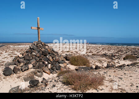 Fuerteventura, Kanarische Inseln, Nordafrika, Spanien: ein Kreuz auf einem Stapel von Felsen auf dem Weg zum El Toston Leuchtturm, im Nordwesten der Insel Stockfoto