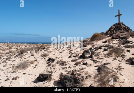 Fuerteventura, Kanarische Inseln, Nordafrika, Spanien: ein Kreuz auf einem Stapel von Felsen auf dem Weg zum El Toston Leuchtturm, im Nordwesten der Insel Stockfoto