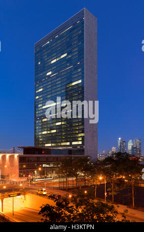 Amtssitz der Vereinten Nationen, die Gebäude in der Dämmerung. Osten, Midtown Manhattan, New York CIty Stockfoto