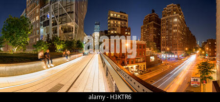 Die Highline-Promenade und 23rd Street in Chelsea in der Dämmerung. Manhattan New York City Stockfoto