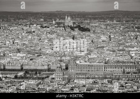 Blick auf die Dächer von Paris mit dem Louvre, Tuileries-Gärten und Basilika Sacre Coeur auf dem Montmartre. Frankreich (Black & White) Stockfoto