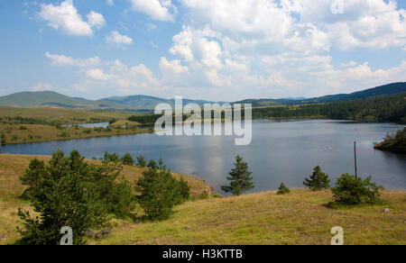 See "Ribnicko Jezero" ist der zweitgrößte in Mount Zlatibor.The Länge des Sees etwa 2.000 Meter Stockfoto