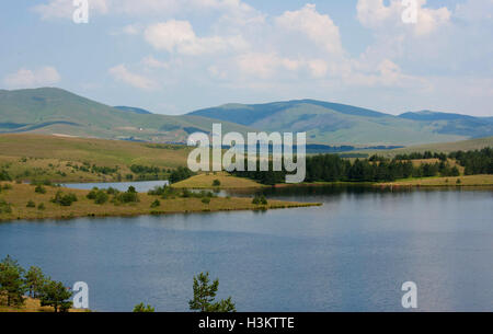 See "Ribnicko Jezero" ist der zweitgrößte in Mount Zlatibor.The Länge des Sees etwa 2.000 Meter Stockfoto