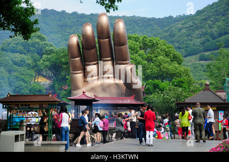 17. Mai 2015.  Wuxi, China.  Chinesische Touristen herumlaufen Buddhas Hand an das Lingshan buddhistischen Naturgebiet in Wuxi China Stockfoto