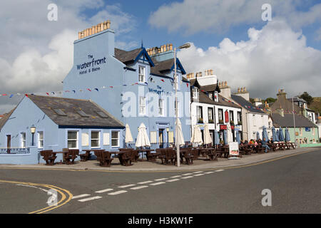 Portpatrick, Schottland. Malerischen Blick auf die Uferpromenade und Crown Hotels auf Portpatricks North Crescent. Stockfoto