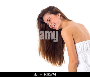 Lächelnde Frau in weißem Kleid mit langen Haaren Stockfoto