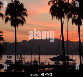 AJAXNETPHOTO. 2016. CANNES, FRANKREICH. -COTE D ' AZUR RESORT - BLICK NACH WESTEN ÜBER DIE BUCHT VON CANNES BEI SONNENUNTERGANG MIT SUPER-YACHTEN UND CRUISER IM PORT PIERRE CANTO MARINA FESTGEMACHT.  FOTO: JONATHAN EASTLAND/AJAX REF: GX160710 6411 Stockfoto