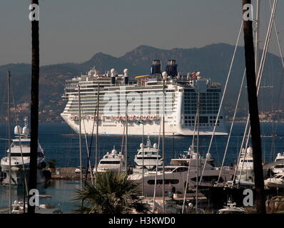 AJAXNETPHOTO. 2016. CANNES, FRANKREICH. -COTE D ' AZUR RESORT - BLICK NACH WESTEN ÜBER DIE BUCHT VON CANNES MIT NORWEGIAN CRUISE LINE NORWEGIAN EPIC CRUISE SCHIFF IN DIE BUCHT UND SUPERYACHTEN UND MOTOR KREUZER VOR ANKER IM HAFEN PIERRE CANTO MARINA (VORDERGRUND) VERANKERT.  FOTO: JONATHAN EASTLAND/AJAX REF: GX160710 6433 Stockfoto