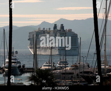 AJAXNETPHOTO. 2016. CANNES, FRANKREICH. -COTE D ' AZUR RESORT - BLICK NACH WESTEN ÜBER DIE BUCHT VON CANNES MIT NORWEGIAN CRUISE LINE NORWEGIAN EPIC CRUISE SCHIFF IN DIE BUCHT UND SUPERYACHTEN UND MOTOR KREUZER VOR ANKER IM HAFEN PIERRE CANTO MARINA (VORDERGRUND) VERANKERT.  FOTO: JONATHAN EASTLAND/AJAX REF: GX160710 6436 Stockfoto