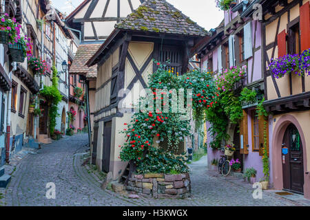 Rue des Remparts und solches Haus in Eguisheim, Elsass, Frankreich Stockfoto