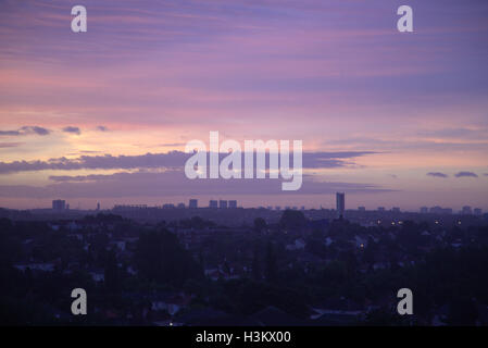 Dämmerung oder bei Dämmerung Panoramablick über Glasgow Schottland mit Dunkelheit und Straßenlaternen lila Himmel Stockfoto