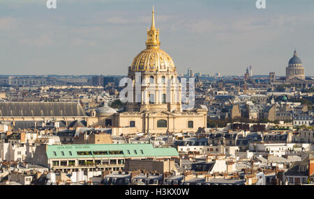 Das Panorama von Paris Häuser und Kathedrale Saint-Louis, Paris, Frankreich. Stockfoto