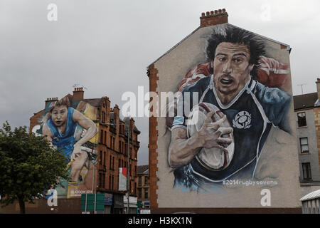 Glasgow Commonwealth Games Wandmalereien auf Seiten von Gebäuden, Rugby, Korbball und Hockey auf Partick Busbahnhof Glasgow Stockfoto