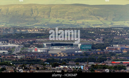 Luftaufnahme von Glasgow Stadt aus dem Süden nach Norden durch das Ostende mit Celtic Park und die Emirate-arena Stockfoto