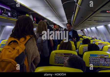 Boeing 737 Flugzeug Innenkabine mit Passagieren Stockfoto