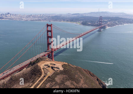 Am Nachmittag Luftaufnahme der Marin Headlands, Bucht von San Francisco und die Golden Gate Bridge. Stockfoto