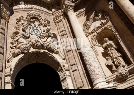 Skulpturen und Schnitzereien über dem Eingang zum El Miguelete Glockenturm in Valencia Stockfoto