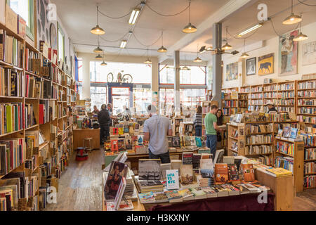 Innere des Dog Eared Bücher Buchhandlung auf Valencia Street, San Francisco, Kalifornien, USA Stockfoto