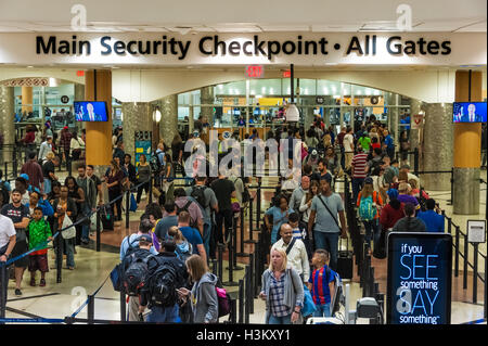 Main-Sicherheitskontrolle am Atlanta International Airport in Atlanta, Georgia, USA, am stärksten frequentierte Flughafen der Welt. Stockfoto