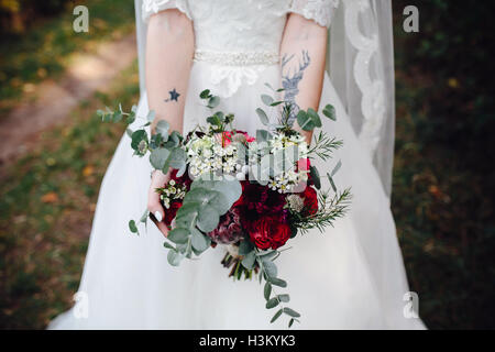 Braut Hochzeit Bouquet hält Stockfoto