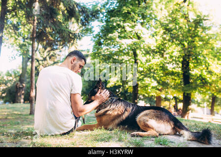 Besitzer und Hund in den park Stockfoto