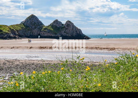 Blick auf den Strand von drei Klippen Bucht, die auf die Gower-Halbinsel in der Nähe von Swansea, Südwales, UK. Stockfoto