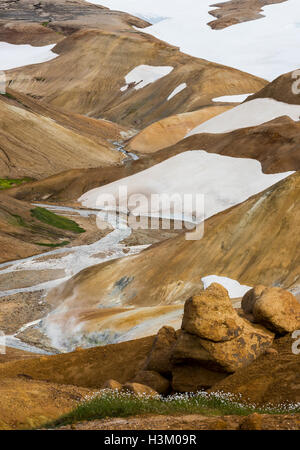 Rote und braune Hügel mit Schnee und Dampf in Kerlingarfjoll auf Island. Stockfoto