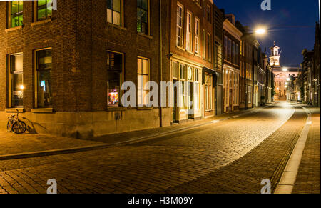 Häuser an der Grotekerksbuurt mit dem Fahrrad bei Dordrecht im Abendlicht. Stockfoto