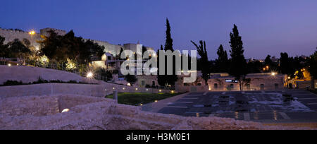 Blick in die Dämmerung des Teddy Parks, benannt nach Teddy Kollek, der Bürgermeister von Jerusalem am Fuße der Altstadtmauern von Jerusalem Israel war Stockfoto