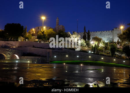 Blick in die Dämmerung der Zitadelle von König David aus dem Teddy Park, benannt nach Teddy Kollek, dem Bürgermeister von Jerusalem am Fuße der Altstadtmauern von Jerusalem Israel Stockfoto